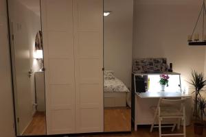 a room with a closet and a desk and a bed at 3-Zimmer-Wohnung in Märchenstadt! in Heidelberg