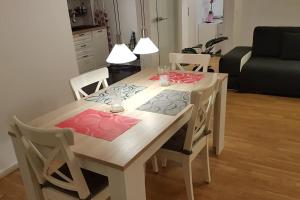 een houten tafel met stoelen en een eetkamer bij 3-Zimmer-Wohnung in Märchenstadt! in Heidelberg