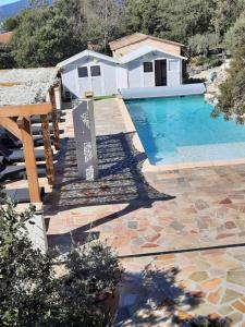 una casa con piscina y una casa en Villa Asunda B&B Spa & Sauna, Chambres d'Hôtes, en Saint-Maximin-la-Sainte-Baume