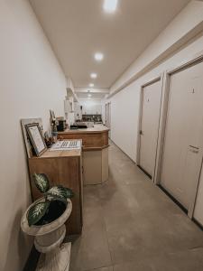 uma cozinha com WC no meio de um quarto em Best Builder em Tbilisi