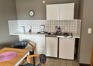 Kuchyň nebo kuchyňský kout v ubytování Hostel Fehmarn Ferienwohnung