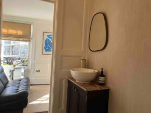 baño con lavabo y espejo en la pared en La Belle Alliance en Kent