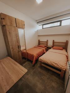 Habitación con 2 camas y ventana en Best Builder, en Tiflis