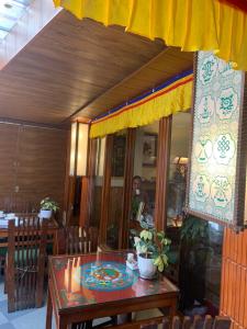 Ресторан / й інші заклади харчування у Auspiscious Him View Hotel