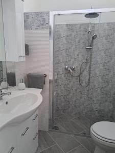 プンタ・セッカにあるCasa vacanze Anticaglieのバスルーム(シャワー、洗面台、トイレ付)