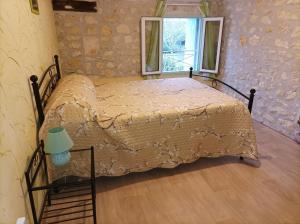 una camera con un letto in una stanza con una finestra di Logis de Chalons à la mer a Le Gua