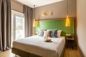 Tempat tidur dalam kamar di Skiathos Theros, Philian Hotels and Resorts