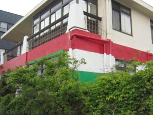 沼津市にあるMarina bay Numazu マリーナベイ沼津 BBQ可の赤白緑の塗料を施した建物