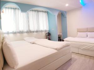 Een bed of bedden in een kamer bij Fengjia dream house