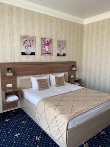 1 dormitorio con 1 cama grande en una habitación en "Palazzo" en Kostanái