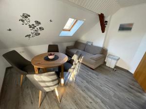 uma sala de estar com uma mesa e um sofá em Ferienwohnung Zum Schloß em Halbe