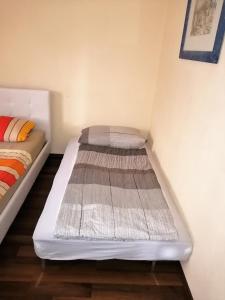2 camas en una habitación pequeña en una habitación en Ferienwohnung Familie Ober, en Rotthalmünster