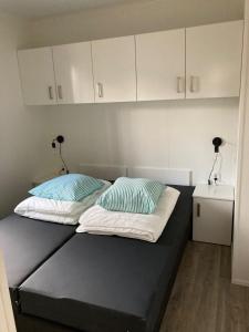 een bed met twee kussens in een kamer bij Vakantiecentrum De Ullingse Bergen in Sint Anthonis