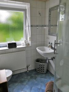 Uma casa de banho em Ferienwohnung Familie Ober