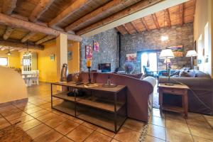Casa Insol في Denúy: غرفة معيشة مع أريكة وطاولة