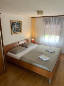 sypialnia z dużym łóżkiem z dwoma ręcznikami w obiekcie Apartments Vitez w mieście Zadar