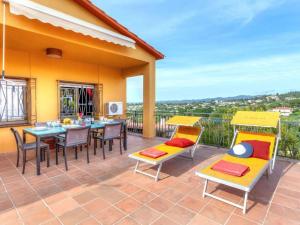 d'une terrasse avec des tables et des chaises ainsi que d'un balcon. dans l'établissement VILLA BLANCA 10 minutos de la Playa Costa brava, à Maçanet de la Selva