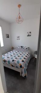 - une chambre avec un lit doté d'une couverture en point de polka dans l'établissement Gite La Revinoise, à Revin