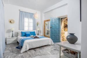 Un dormitorio con una puerta azul y una cama en Villa Athena Kallergi, en Loutra