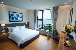 Postel nebo postele na pokoji v ubytování Glamour Hotel Da Nang