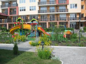 a playground in front of a apartment building at Апартаменти Кралеви в Шато Ахелой in Aheloy