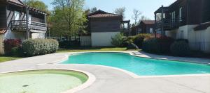 Gallery image of Les Terrasses du Lac piscine M65 in Aureilhan
