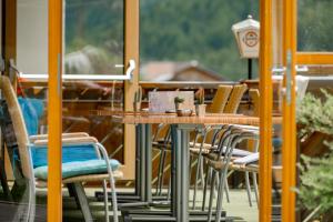 Ein Restaurant oder anderes Speiselokal in der Unterkunft Gasthof Schwarzer Adler in Hägerau-Steeg Naturpark Lechtal 