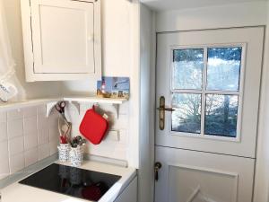 a kitchen with a white door and a sink at Kleiner Wattprinz in Nebel