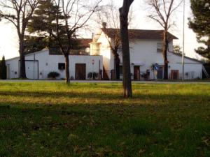 una casa blanca con árboles delante de ella en Casa vacanza Riviera Romagnola 1 en San Giovanni in Marignano