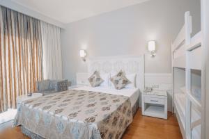 een hotelkamer met een bed en een stoel bij Amelia Beach Resort Hotel - All Inclusive in Kızılot