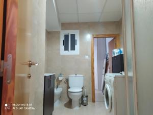 La salle de bains est pourvue de toilettes et d'un lave-linge. dans l'établissement Burjassot Mestalla, à Valence