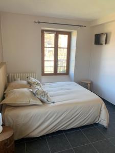 מיטה או מיטות בחדר ב-L'Estampille