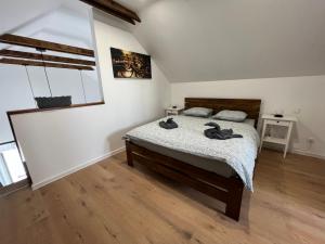 um quarto com uma cama com sapatos em Apartmán Provence Deluxe em Doksy