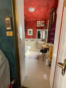 a bathroom with a tub and a toilet and a sink at Gabrielle's room in Venice