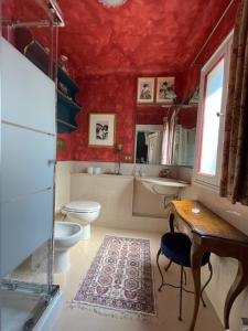 a bathroom with two toilets and a red ceiling at Gabrielle's room in Venice