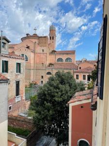 vista de uma cidade a partir de um edifício em Gabrielle's room em Veneza