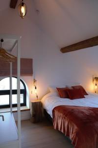 Tempat tidur dalam kamar di Aux Aguesses buissonnières