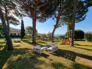 un parque con mesas de picnic y un parque infantil en Mini Appartamenti Elba en Lacona