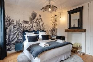 - une chambre avec un lit et un mur orné de plantes dans l'établissement L'Atelier d'Eléa - 4 - Terrace - Indus-chic in the heart of Honfleur - 6 P, à Honfleur