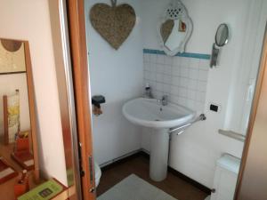 Baño pequeño con lavabo y espejo en Casa vacanza Riviera Romagnola 1 en San Giovanni in Marignano