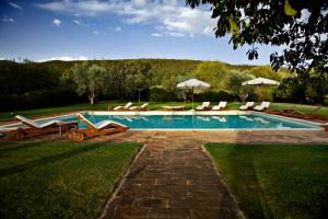 チェトーナにあるVilla SAN FRANCESCOの庭園内のスイミングプール(椅子、パラソル付)