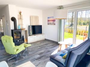 Μια τηλεόραση ή/και κέντρο ψυχαγωγίας στο Haus am See mit Sauna und Kamin