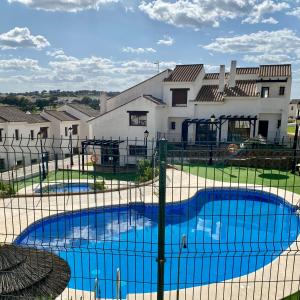 una piscina davanti a una casa di El Capricho a El Ronquillo