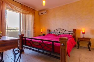 Łóżko lub łóżka w pokoju w obiekcie Montenegro Apartments Utjeha