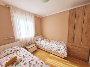 Ліжко або ліжка в номері Bellistra apartman Rabac - E