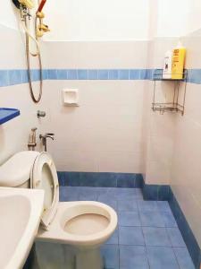 a bathroom with a toilet and a sink at Bukit Indah Nearby Aeon Issix 4 rooms up to 8 pax in Johor Bahru