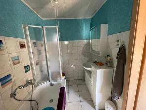 Ένα μπάνιο στο Fremdenzimmer Nossen