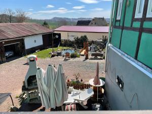 Elle offre une vue sur une terrasse avec des parasols et une piscine. dans l'établissement Fremdenzimmer Nossen, à Nossen