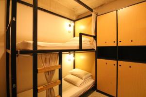 Letto o letti a castello in una camera di DONGMEN 3 Hostel