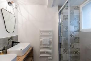 uma casa de banho com um lavatório e um chuveiro em L'Atelier d'Eléa - 4 - Terrace - Indus-chic in the heart of Honfleur - 6 P em Honfleur